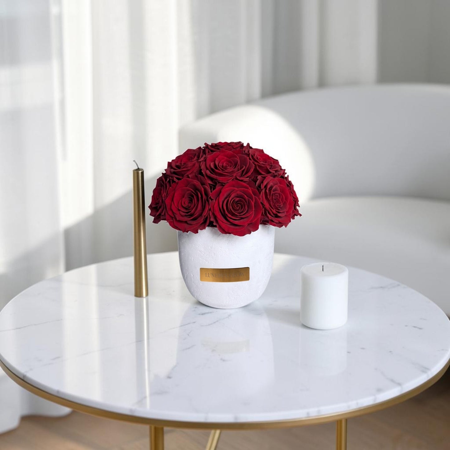 Elegante minimalistische Dekoration Vase mit echten konservierten Roten Rosen.